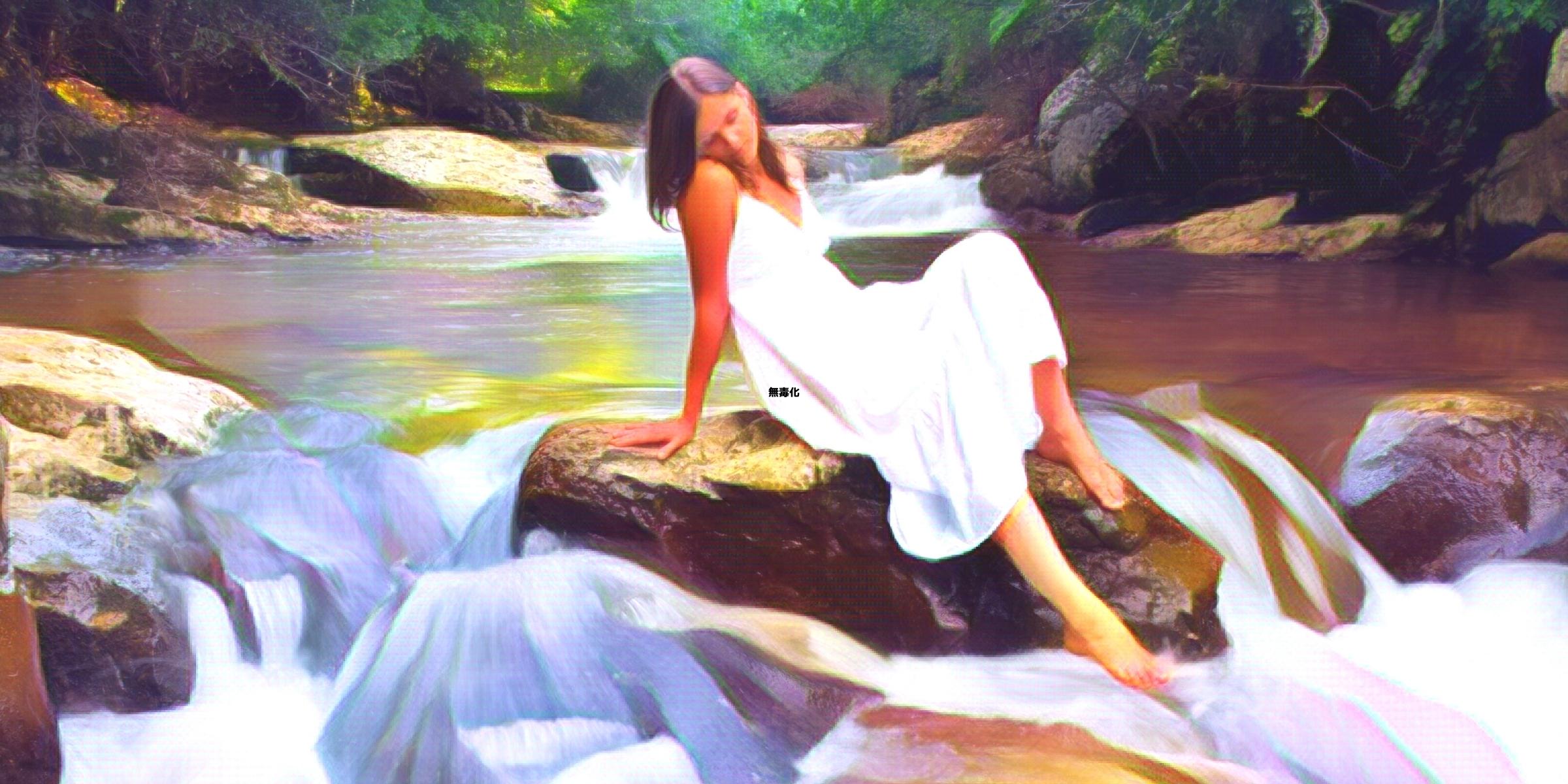川の岩の上に座る女性