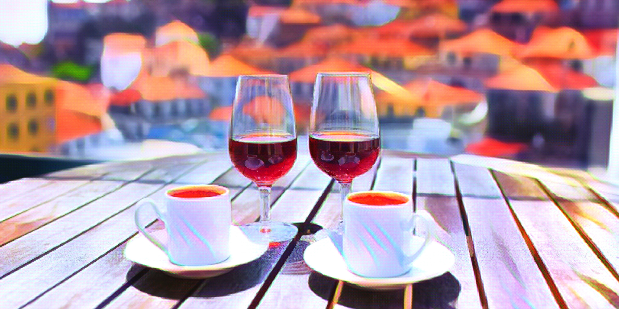 木のテーブルに置かれた赤ワインとコーヒー